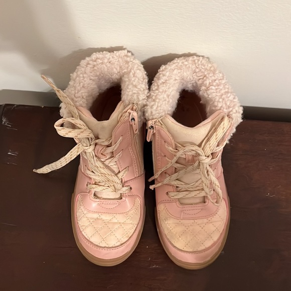 OshKosh B’gosh Quilted Sherpa Lined Boots - Picture 4 of 11